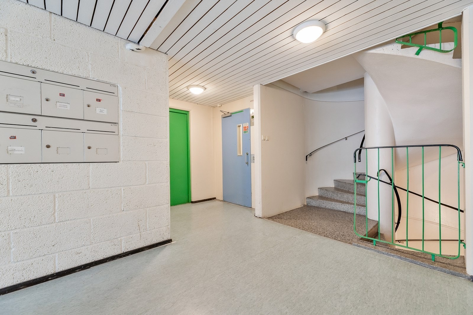 Inngangsparti med postkasser og heis Galleribilde