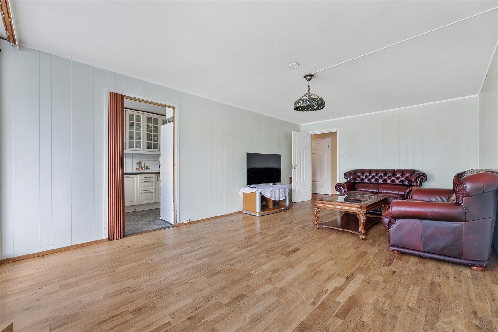 I stuen er det god plass til både sofagruppe og spisebord. Galleribilde