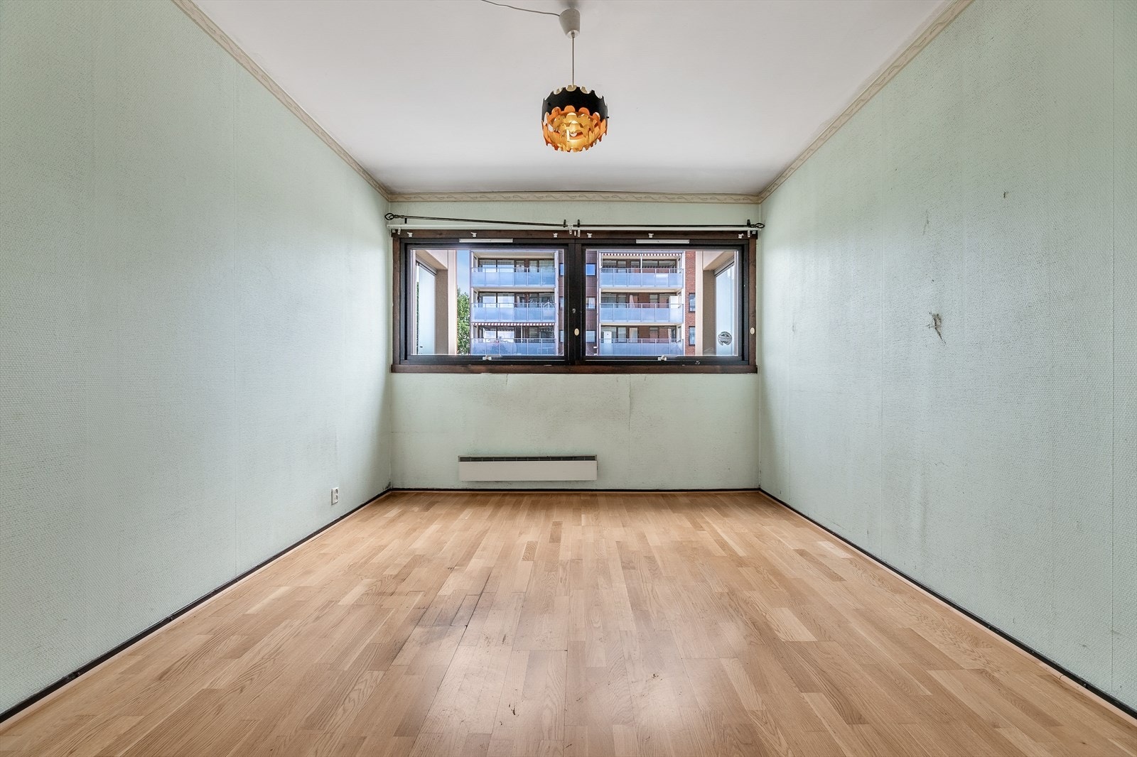 Rommet har god plass til dobbeltseng, nattbord og garderobe. Galleribilde