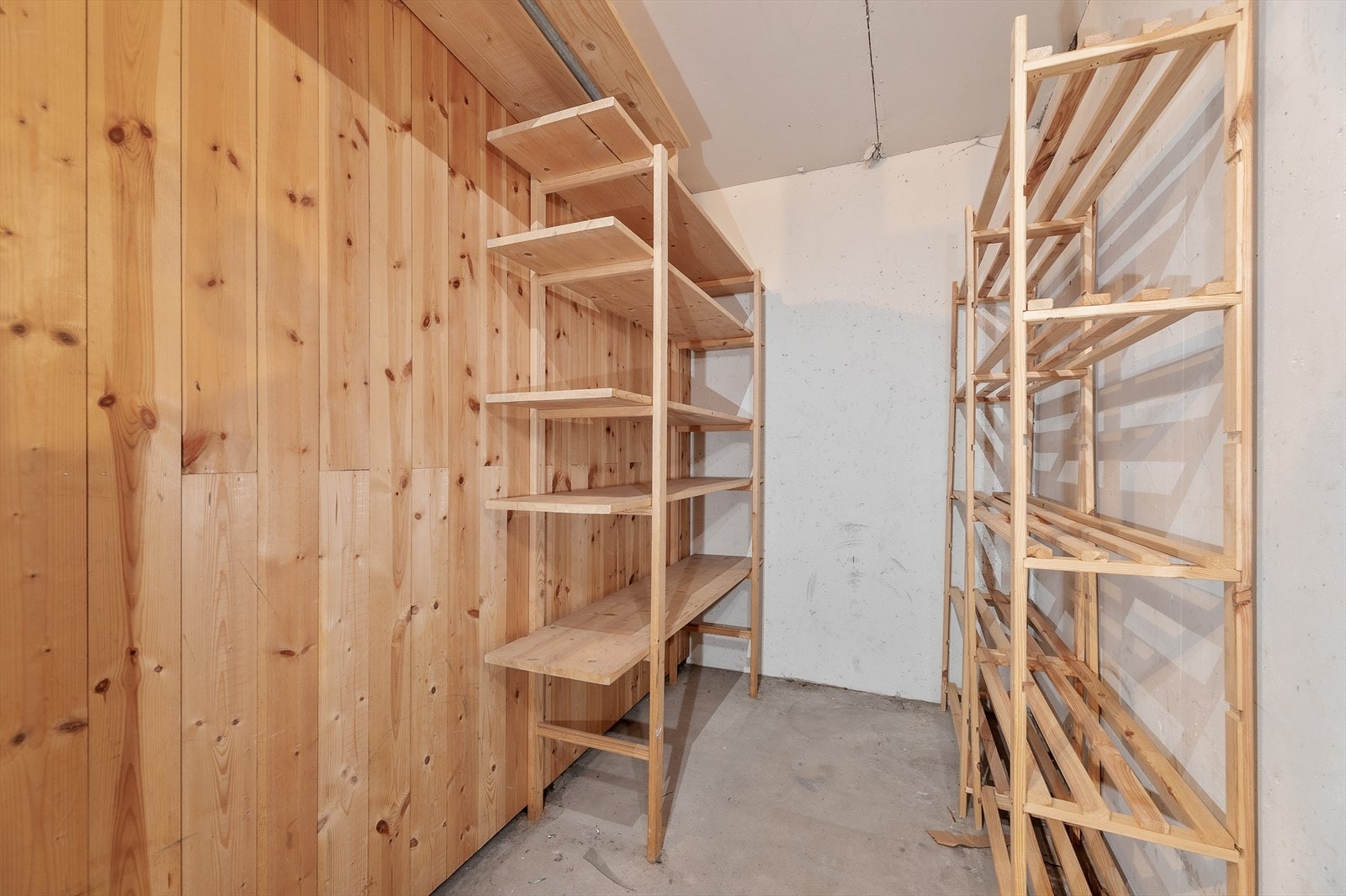 Kjellerbod med god lagringsplass Galleribilde