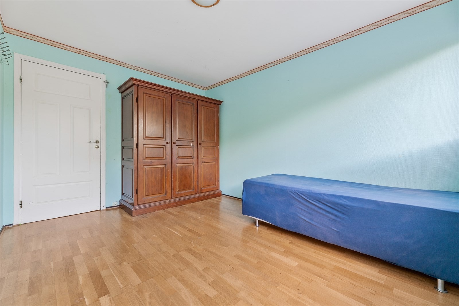 Her er det plass til dobbeltseng, skrivebord og garderobeløsning. Galleribilde