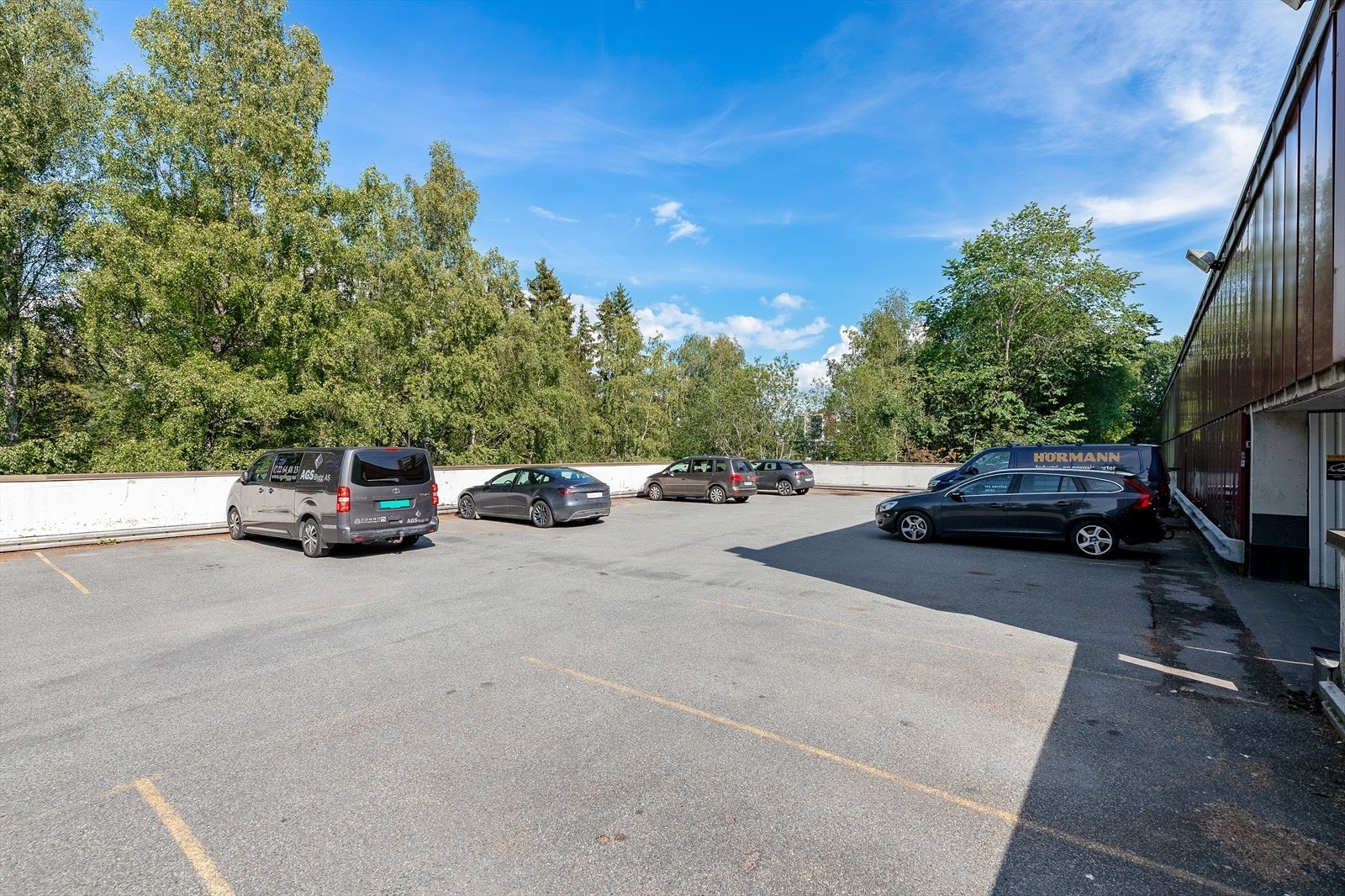 Gjesteparkering er rett ved garasjen Galleribilde