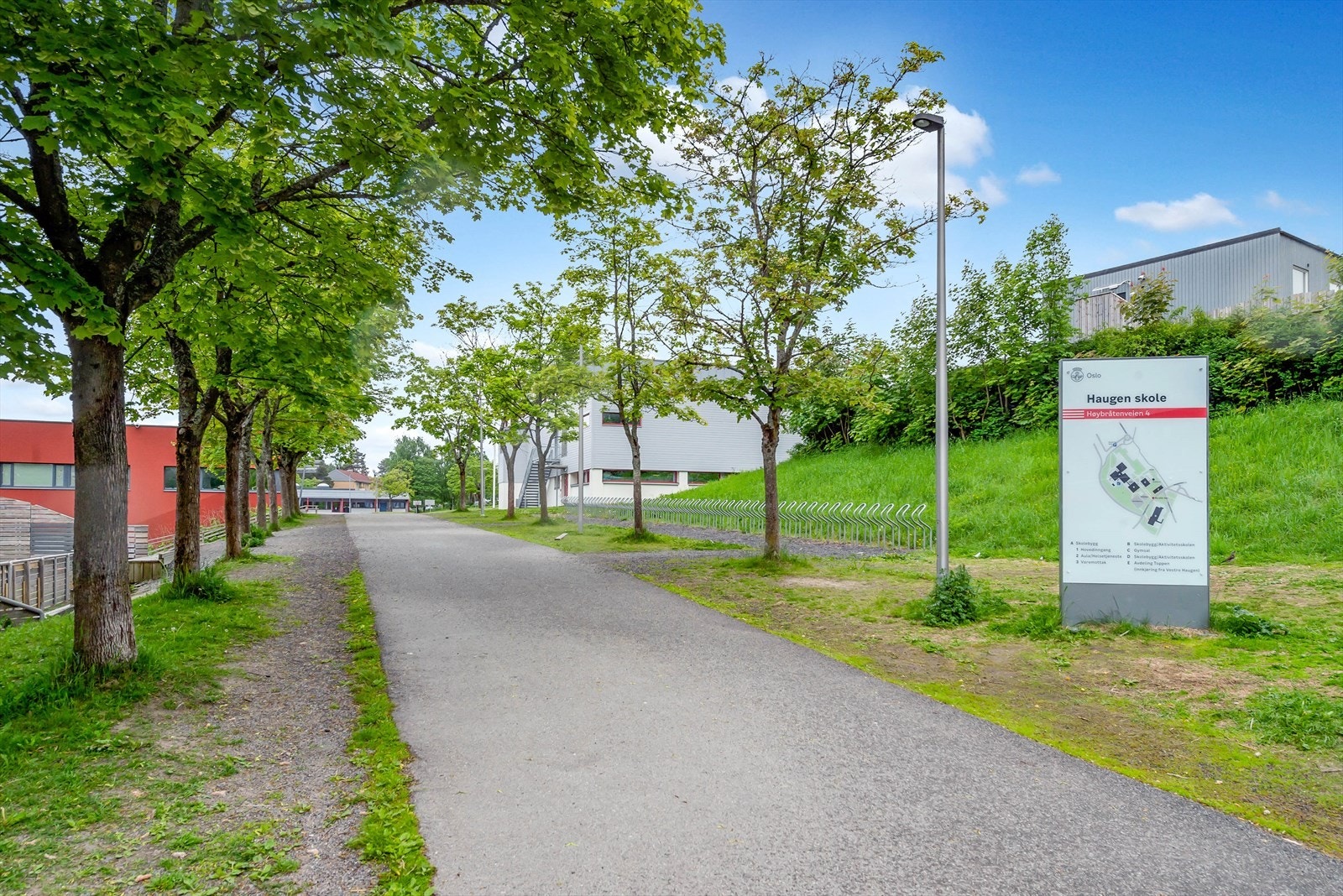 Nærliggende skole med fine uteområder Galleribilde
