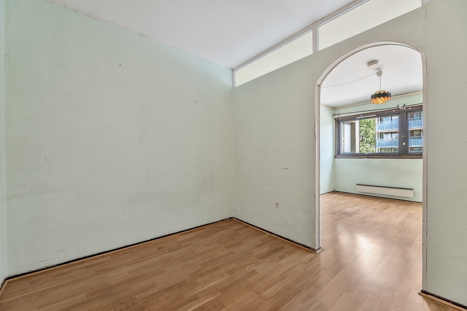 Det største soverommet har bueåpning til innenforliggende alkove eller garderobe. Galleribilde
