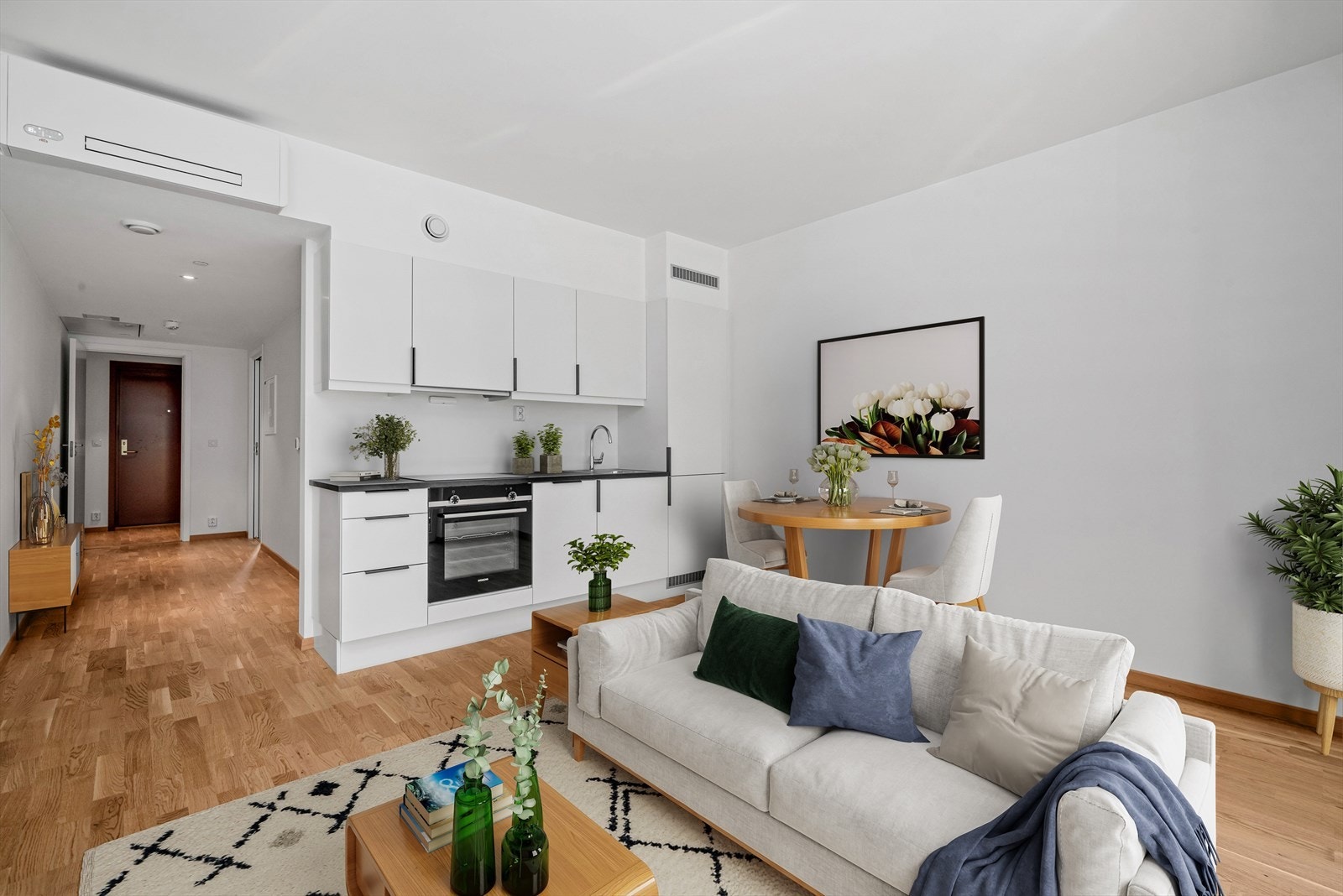 Leiligheten har en åpen stue/kjøkken-løsning på 15,7 kvm. (Bildet er digitalmøblert) Galleribilde