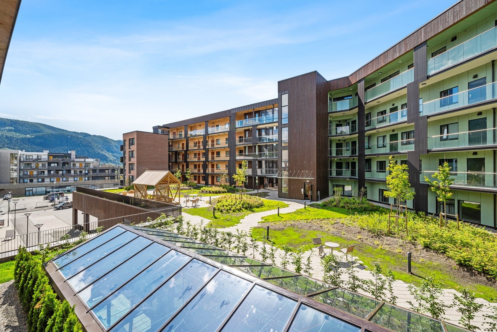 Leiligheten byr på mange gode kvaliteter, blant annet balkong med takoverbygg. Galleribilde