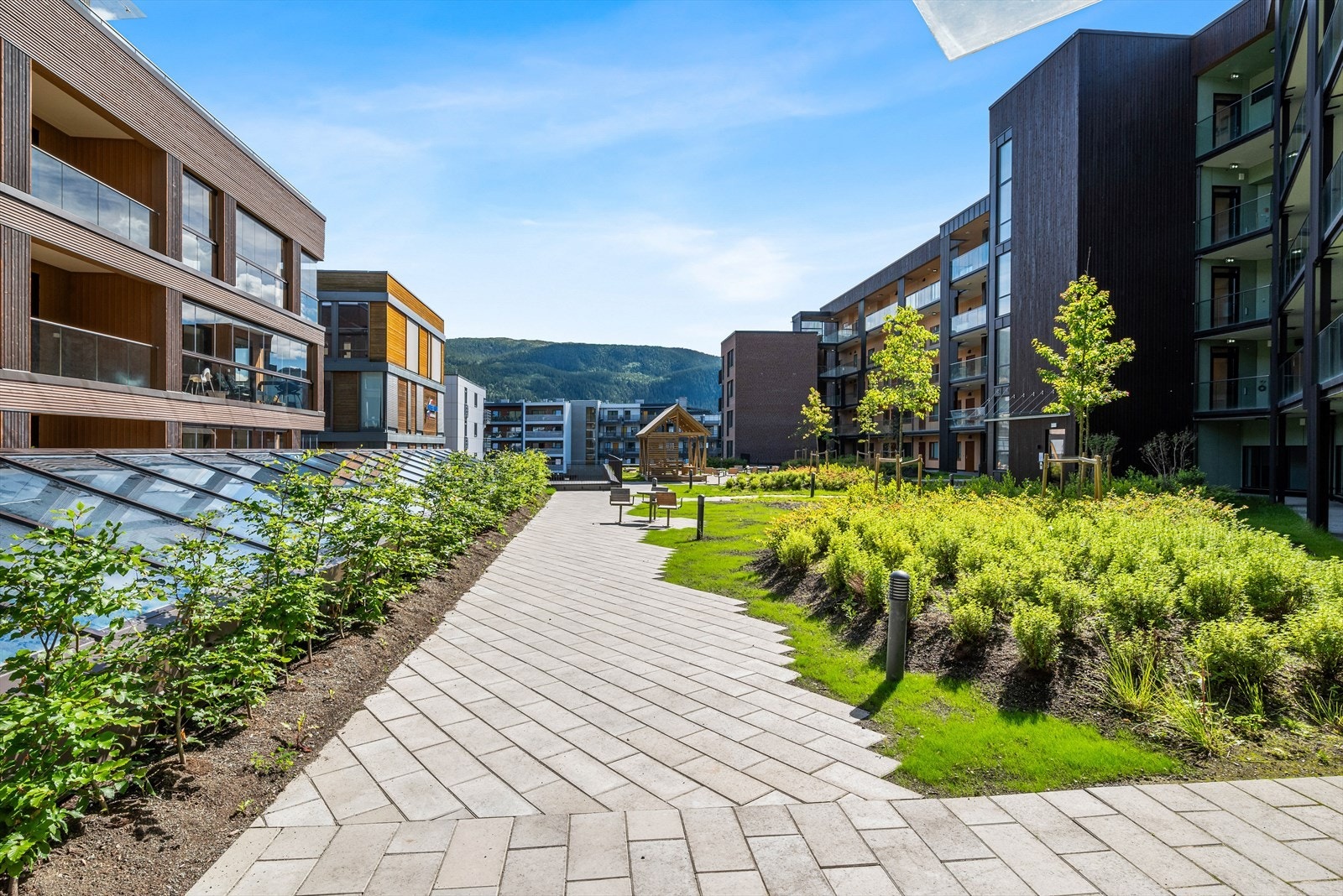 Hellelakte gangstier og vakre grøntområder skaper en varm og trivelig atmosfære. Galleribilde