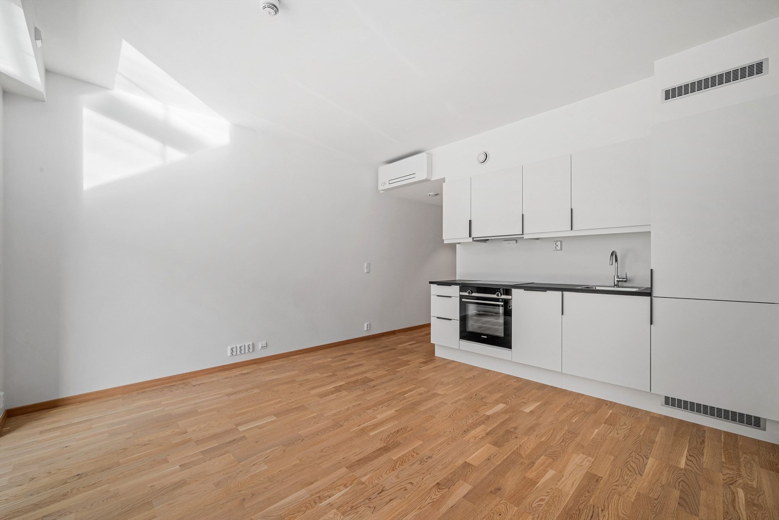 Kjøkkenet fra HTH har integrerte hvitevarer; oppvaskmaskin, komfyr, platetopp og kjøleskap med frysedel. Galleribilde