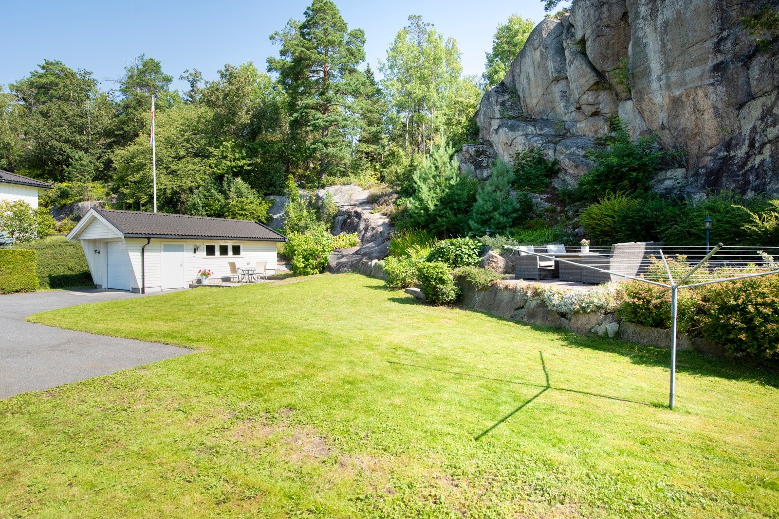 Garasje og stor hage Galleribilde
