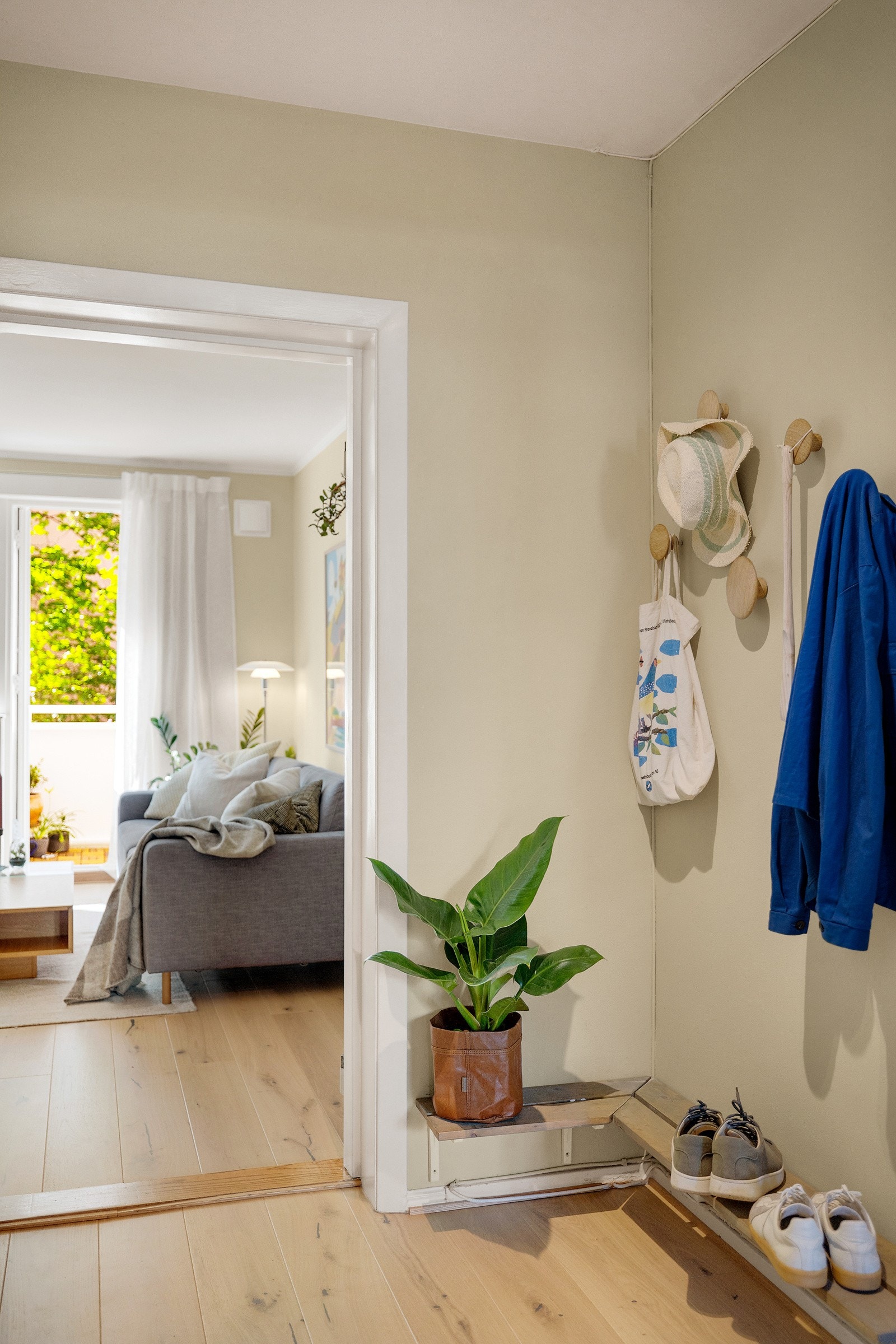 Entréen er romslig, her har du god plass til å sette fra deg sko og yttertøy Galleribilde