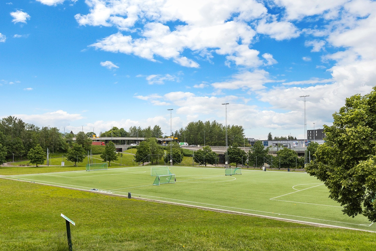 Muselunden kunstgress ligger noen minutter gange fra leilgheten, her er det også en populær frisbeegolf bane Galleribilde