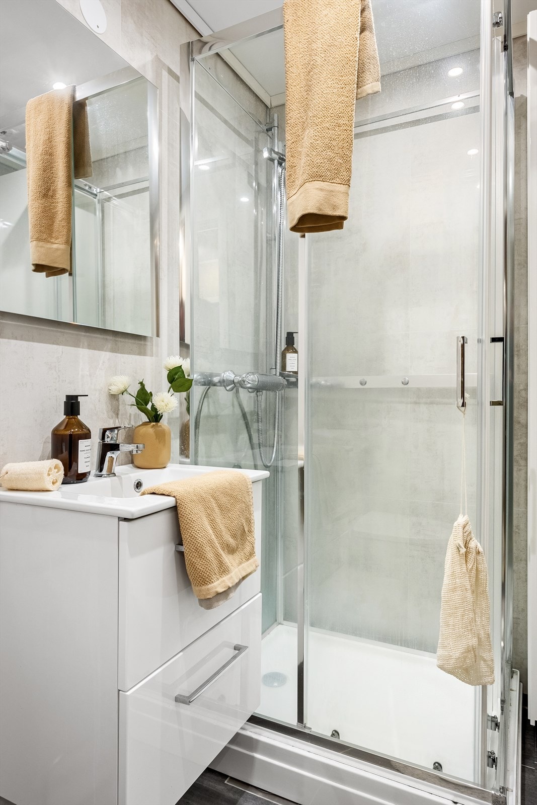 Badet ble oppusset i 2023 og er innredet med toalett, dusjkabinett, servant med møblement, speil og har gulvvarme! Galleribilde