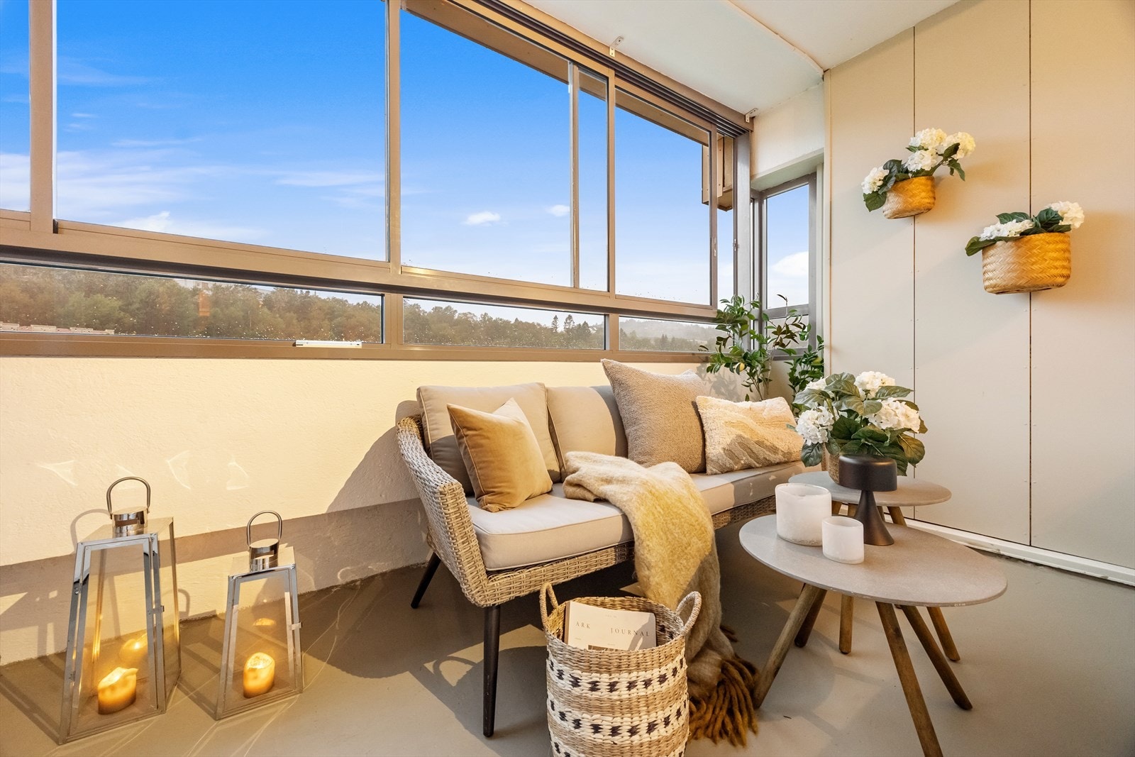 Vestvendt terrasse med deilig ettermiddagssol - ideell for avslapning og nydelige solnedganger. Galleribilde