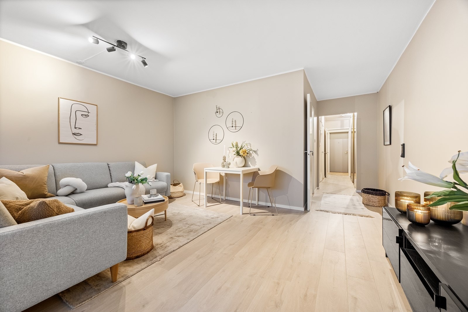 Størrelsen på stuen gjør det enkelt å innrede med sittegrupper, spisebord og øvrig møblement! Galleribilde