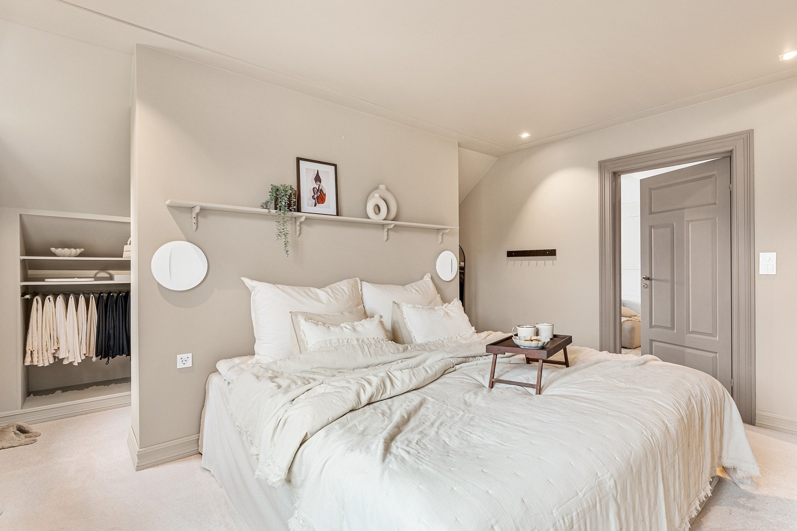 Her vil du fort bli begeistret for hovedsoverommet med flotte overflater, walk-in gardeobe og flott en-suite bad fra 2021! Galleribilde