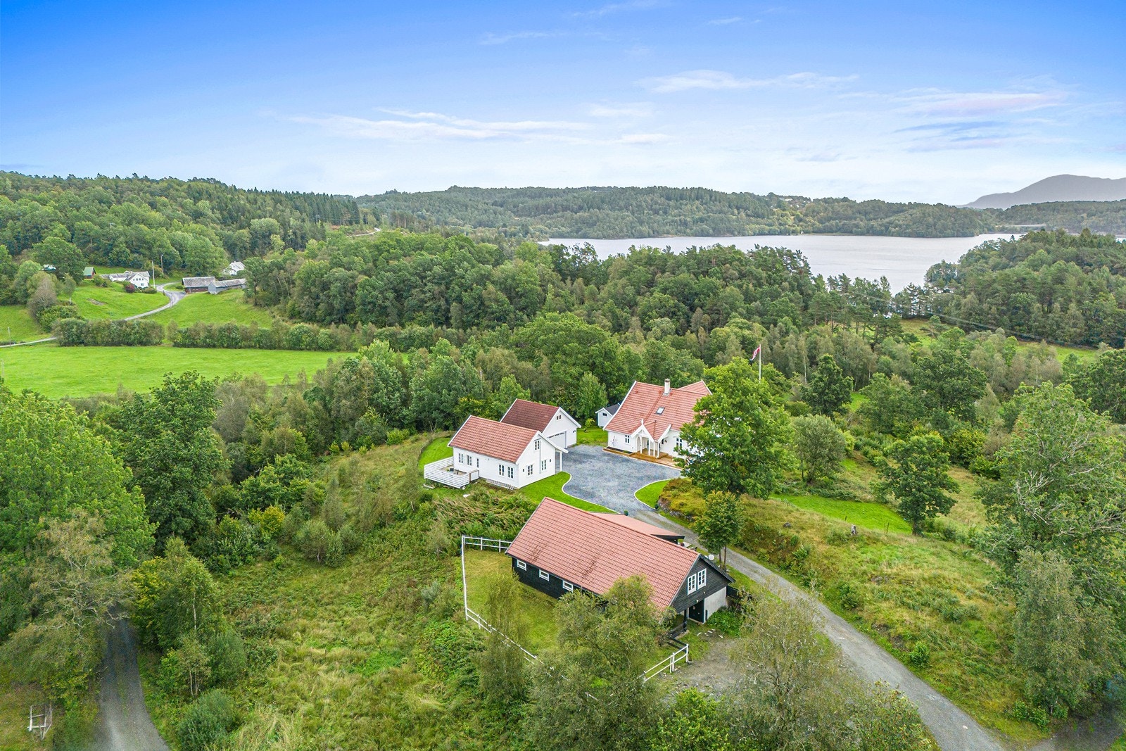 Eiendommen har en landlig og solrik beliggenhet like på Vatna. Galleribilde