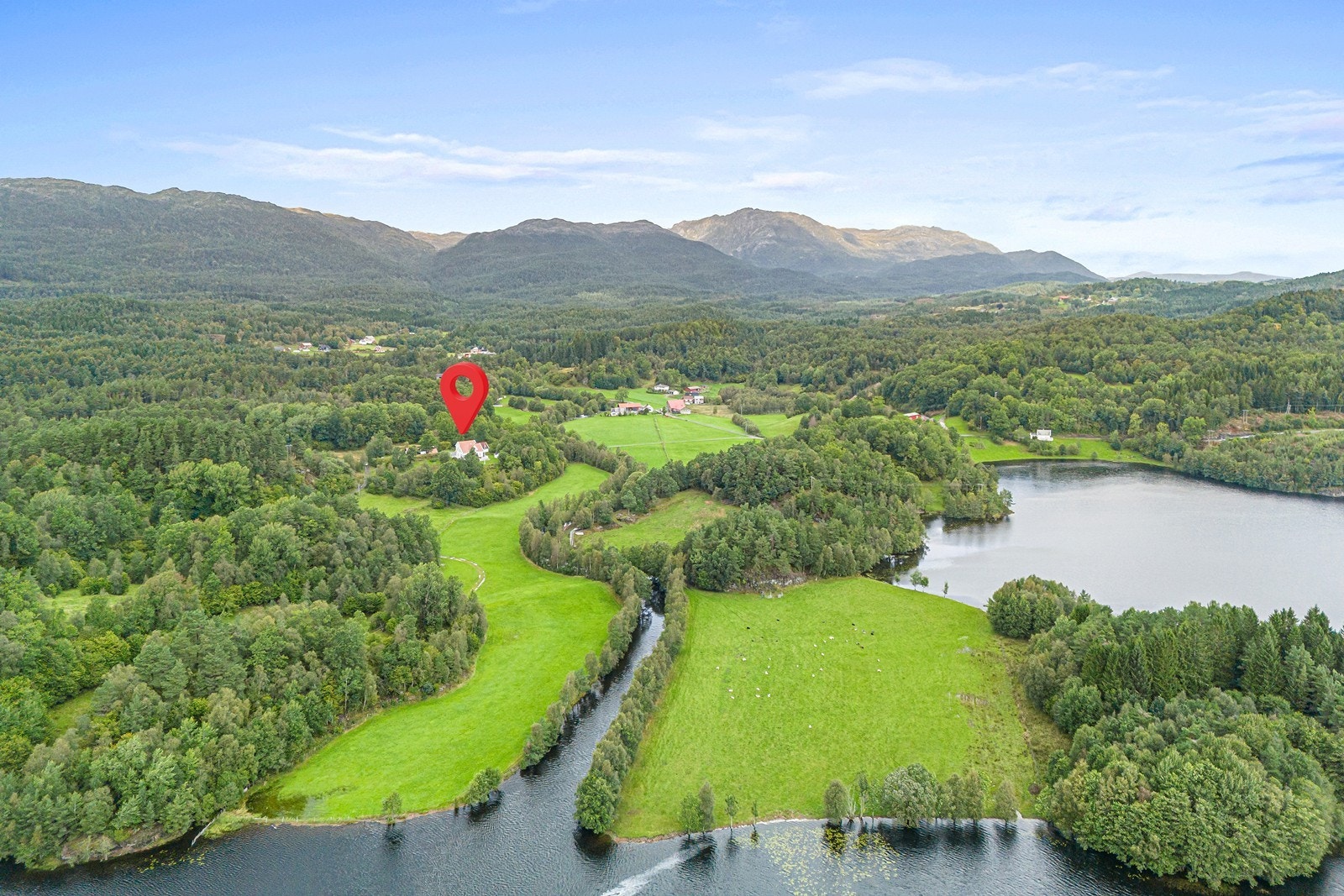 Det er gode bademuligheter i Ådlandsvatnet. Eiendommen ligger i tillegg meget idyllisk til langs med Vatnaelva. Galleribilde