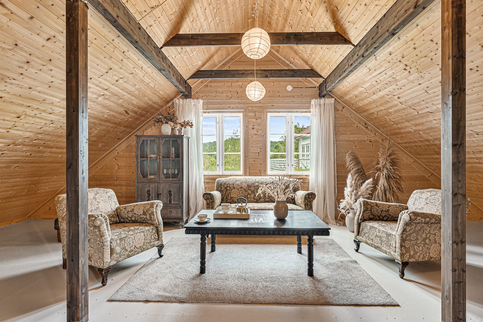 Bindingsverksvegger, etasjeskille og takkonstruksjoner i tre. Vinduer er i tre med 2- lags glass Galleribilde