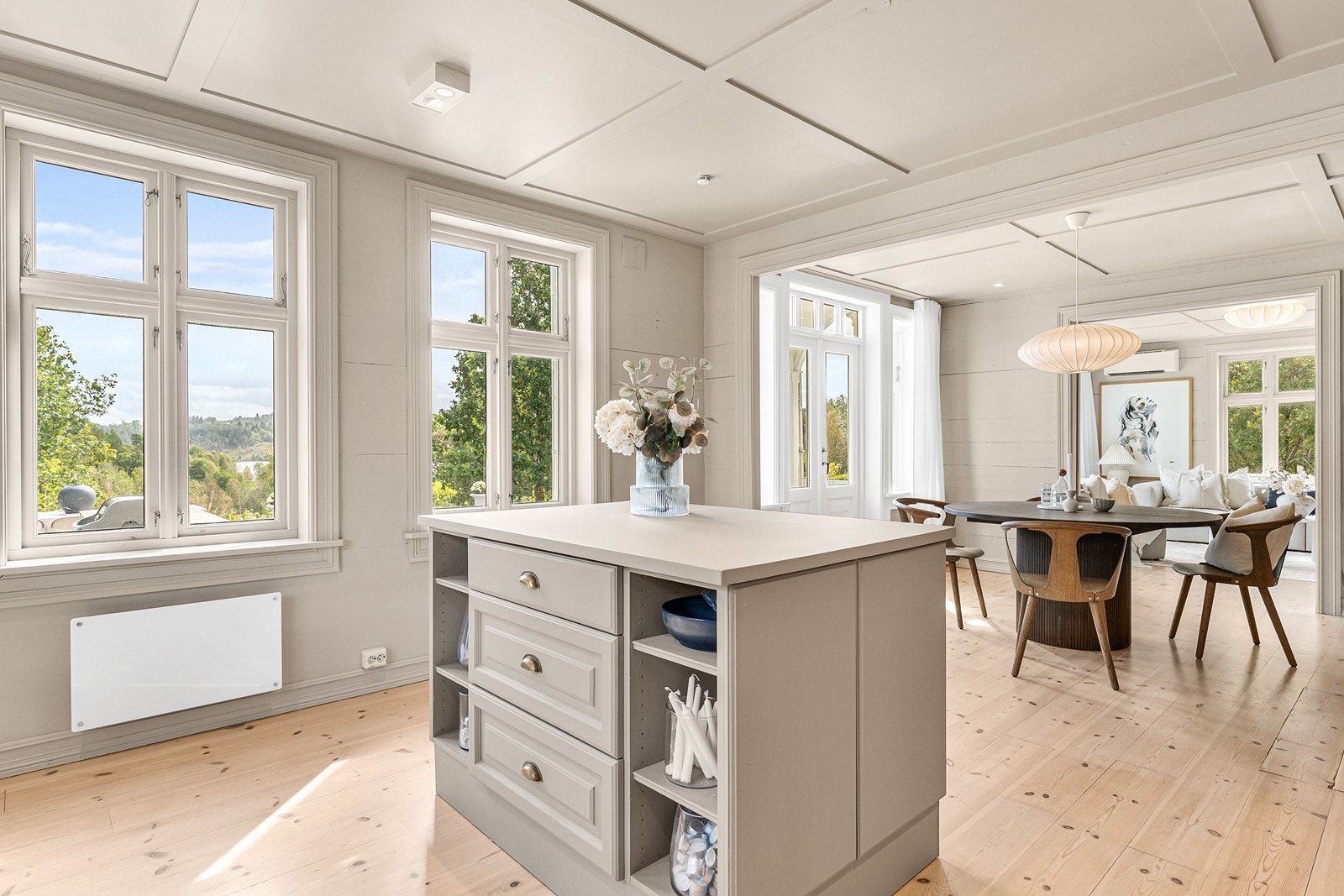 Legg også merke til at kjøkkengulvet er slipt ned. Arbeid ble utført av firma. Galleribilde