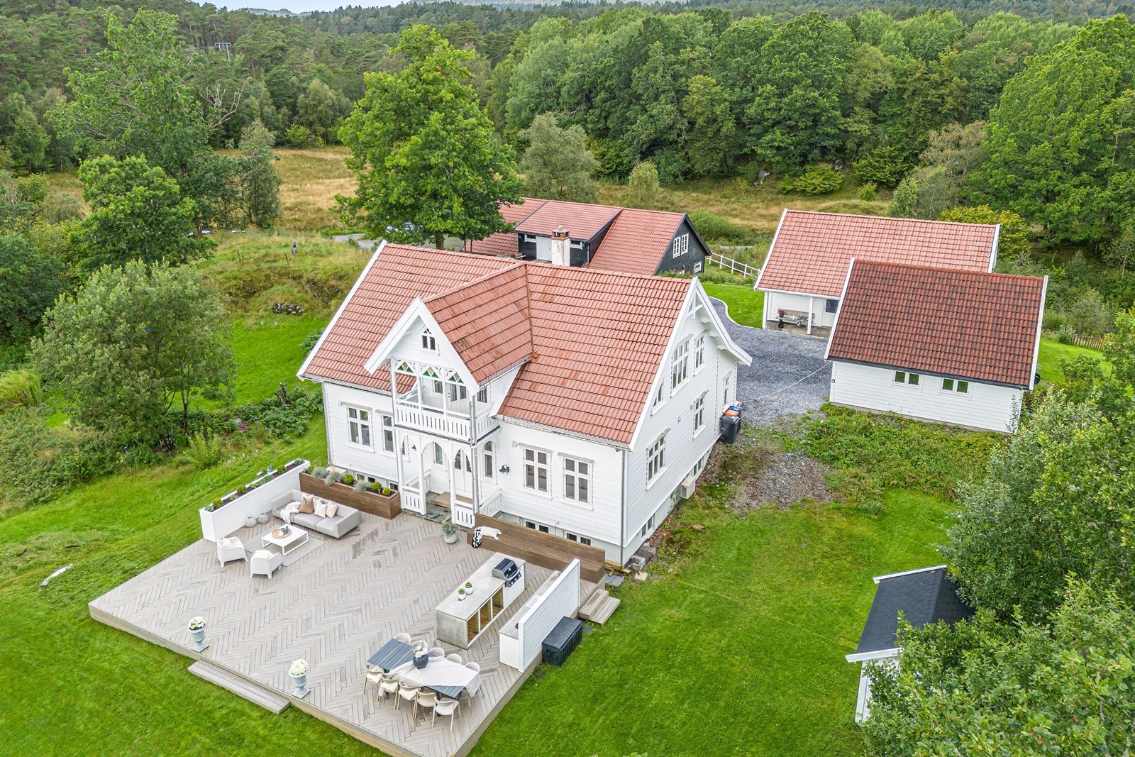 Tomten er eiet og oppgitt til å være 4033 kvm i matrikkelen. Galleribilde