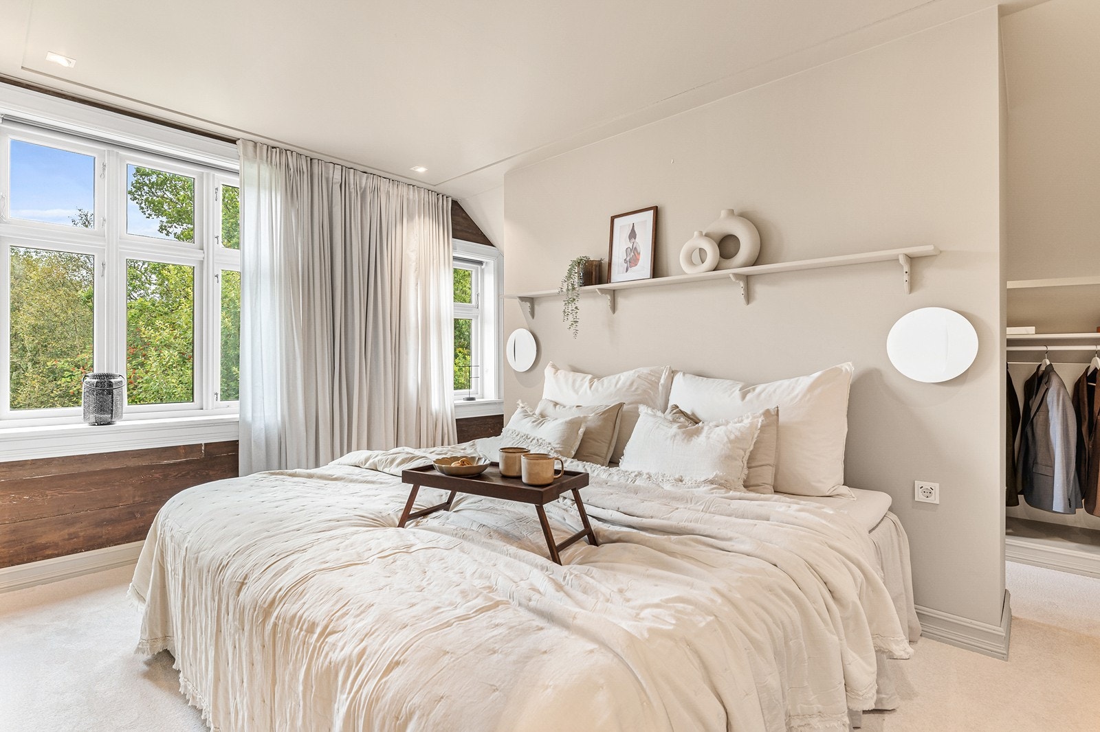 Andre etasje består hovedsakelig av soverom med fire soverom i hvert hjørne av huset. Galleribilde