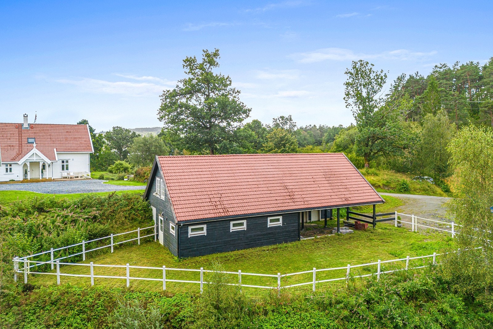 Innhegning tilknyttet stallen. Galleribilde