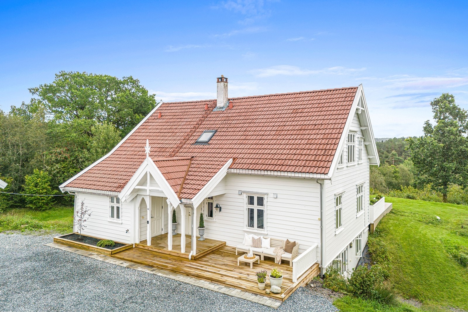 Denne har pent opparbeidet område rundt bygningsmasse. Galleribilde