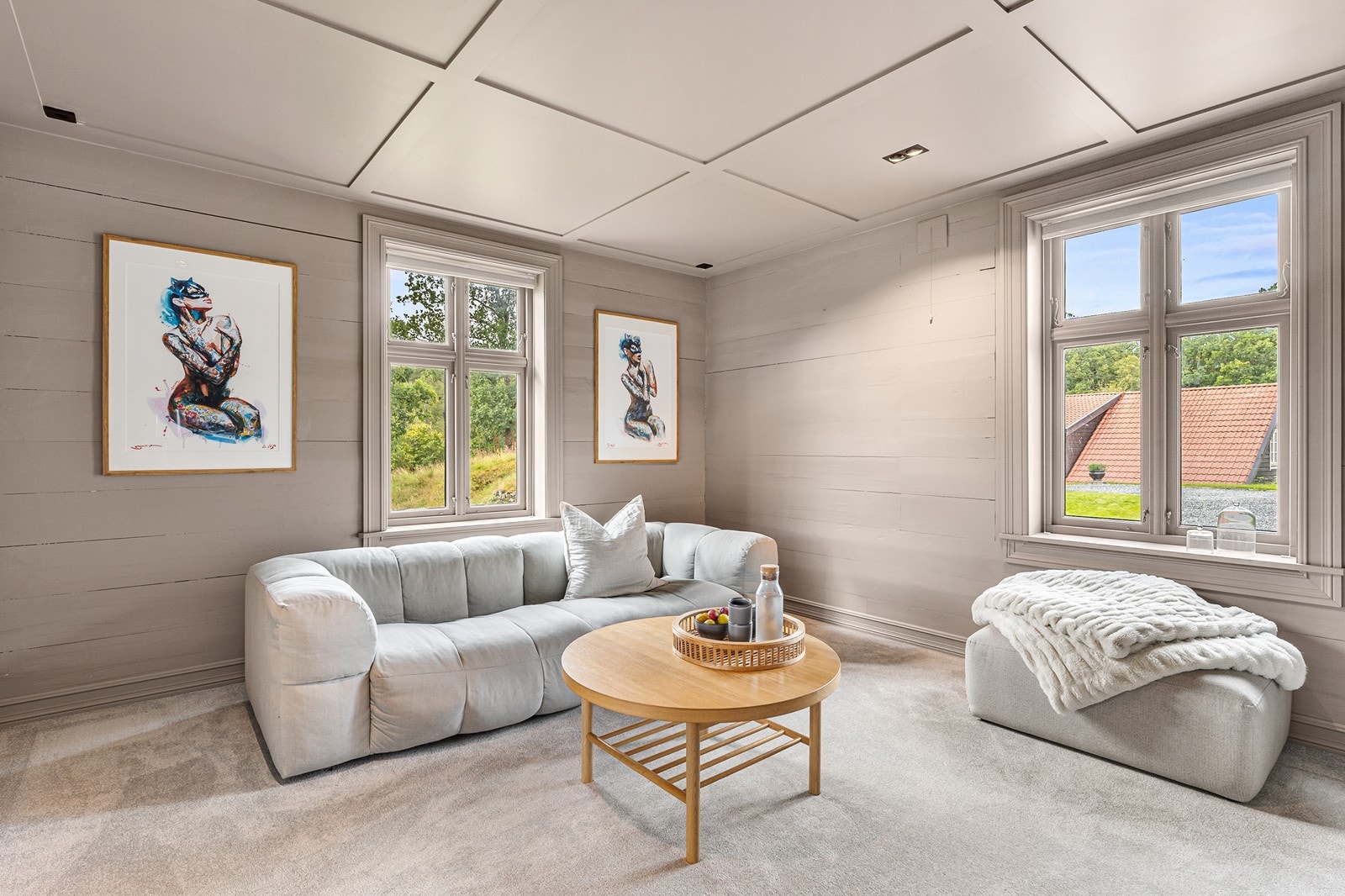 Vdere ble det i 2003 etterisolert vegger med ny kledning, nytt utvendig tak inkludert beslag og takrenner, isolert enkelte etasjeskiller og satt inn nye
dører og vindu. Galleribilde