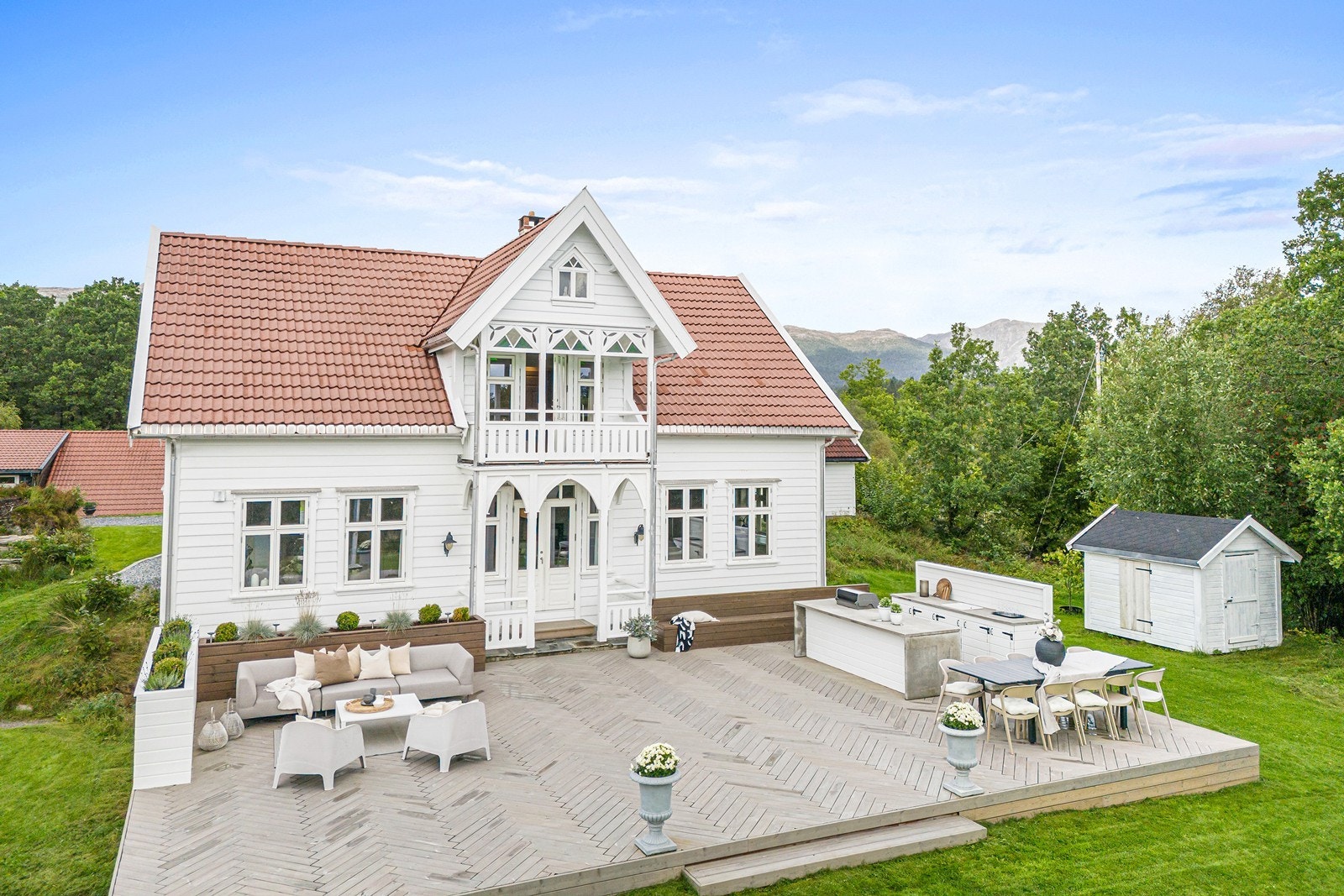 Det er fine turmuligheter i nærområdet med turstier som Ådlandsvatnet rundt, Ravatnet og fine turområder i Stordafjellet. Galleribilde