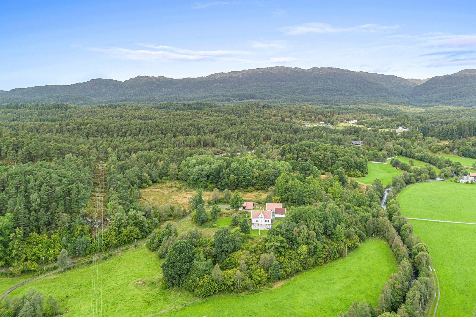 Fra eiendommen er det kort avstand til skoler, idrettsanlegg, butikk, fine turområder og Leirvik sentrum med alle servicetilbud. Galleribilde