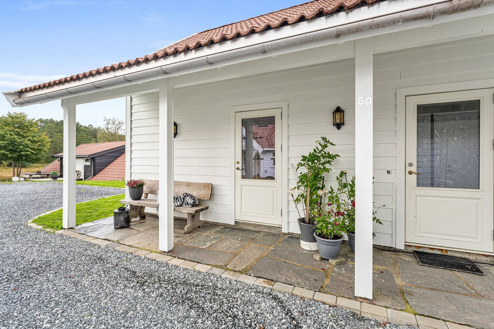 Inngangsparti i enebolig. Deler av 1.etasje har egen inngangsdør og ble tidligere benyttet som kontor/verksted/lager. Galleribilde