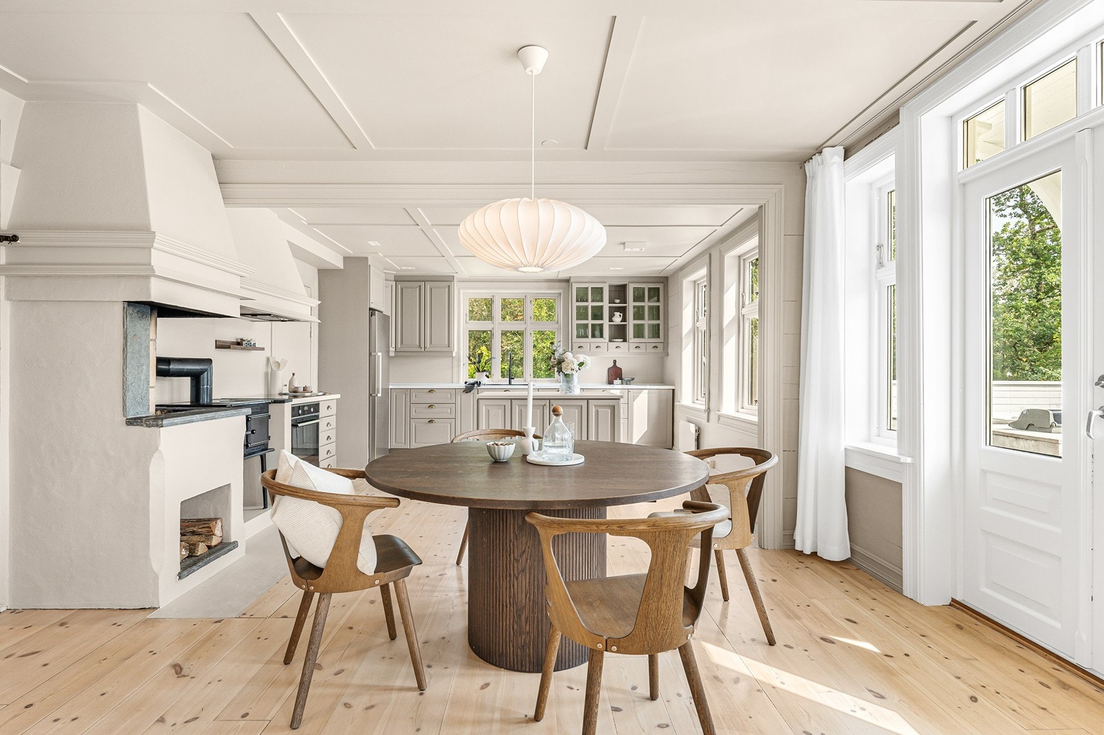 Våningshuset går over tre plan, der hovedetasjen primært er dedikert til oppholdsrom med bla. tre-delt stue, kjøkken, kontor og bad. Galleribilde