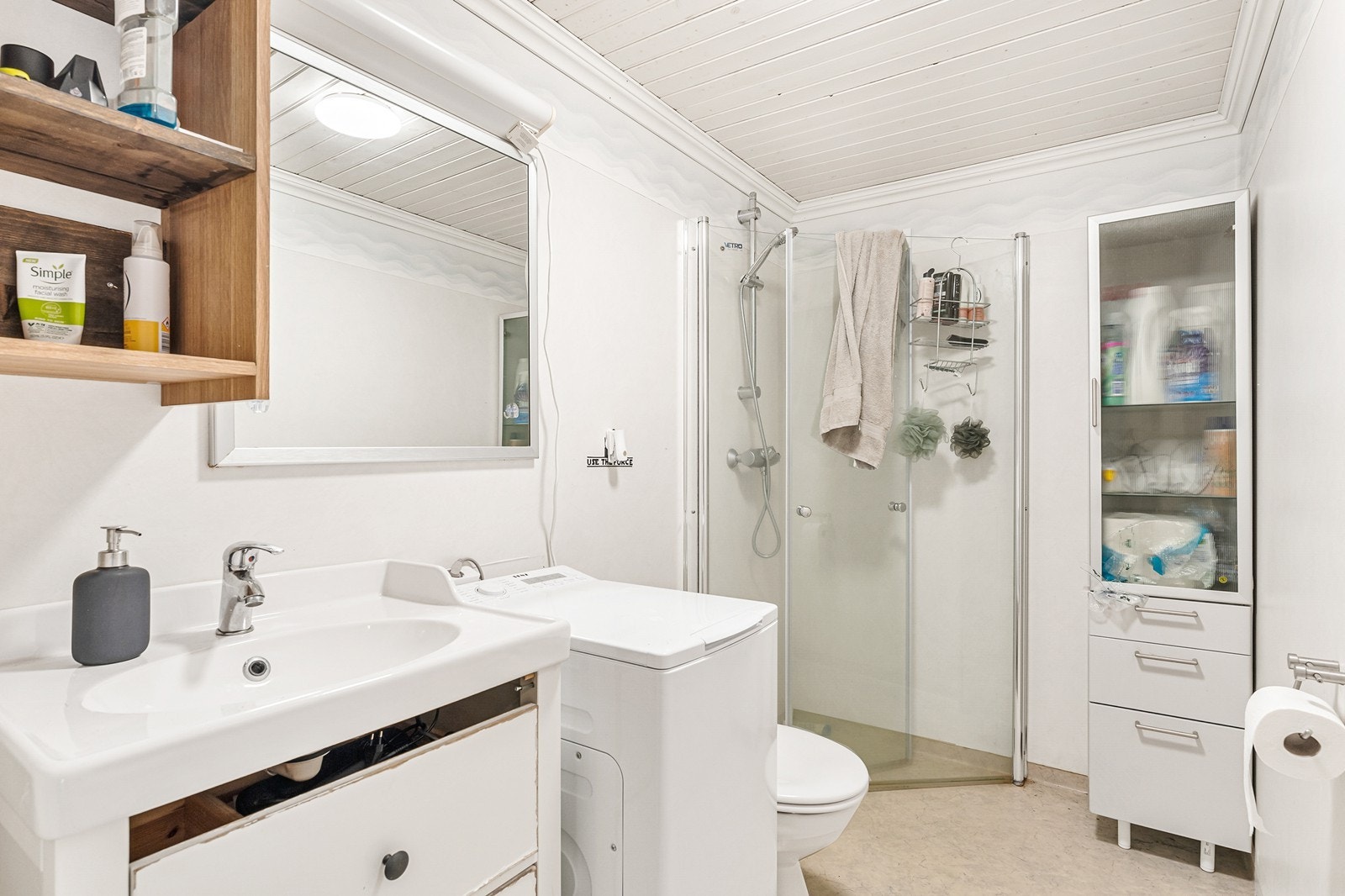 Bad i kjeller. Innredning av utleiedel er ikke godkjent av bygningsmyndighetene. Galleribilde