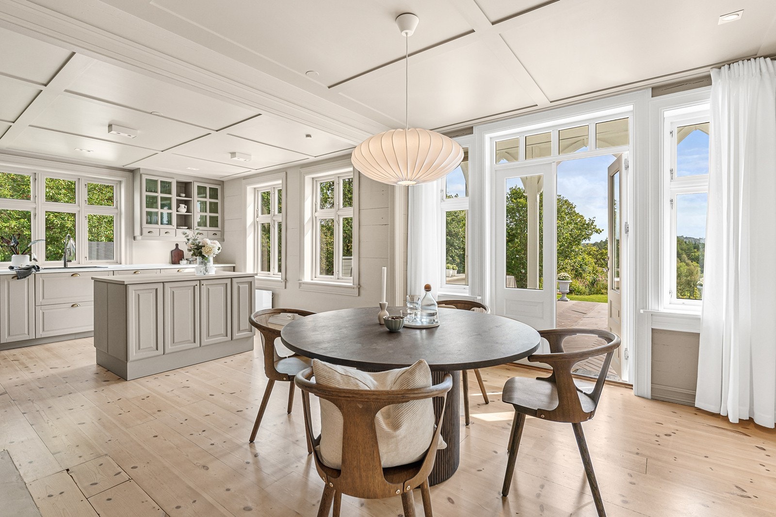 Lyse og fine overflater gir et herskapelig preg. Galleribilde