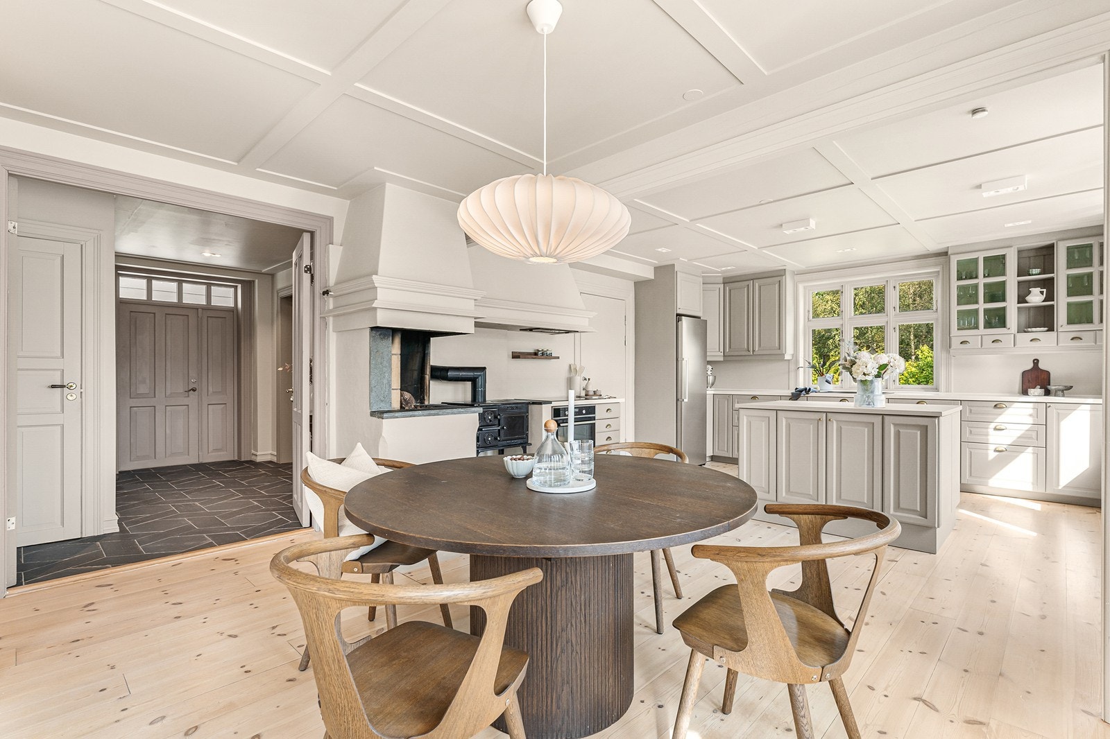 Meget god plass til spisestue i nær tilknytning til kjøkkenet. Galleribilde