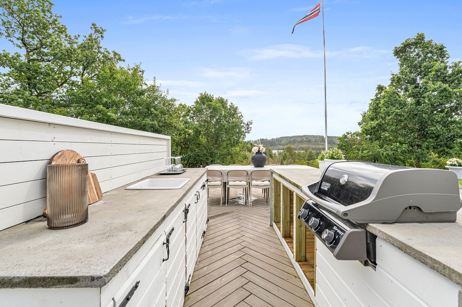 Utekjøkken med grill. Galleribilde