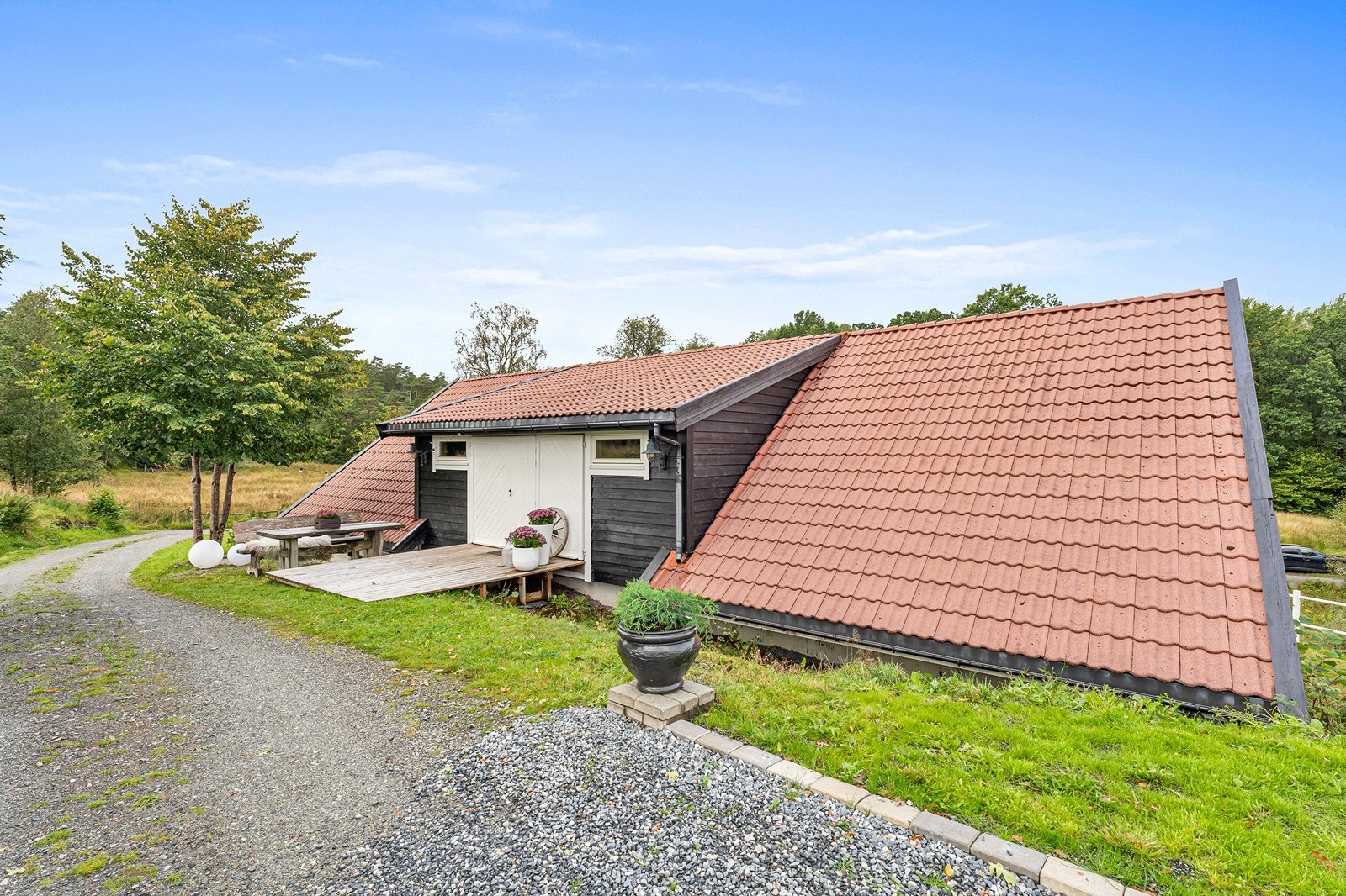 En svært romslig stall på over 200 kvm følger også med. Galleribilde