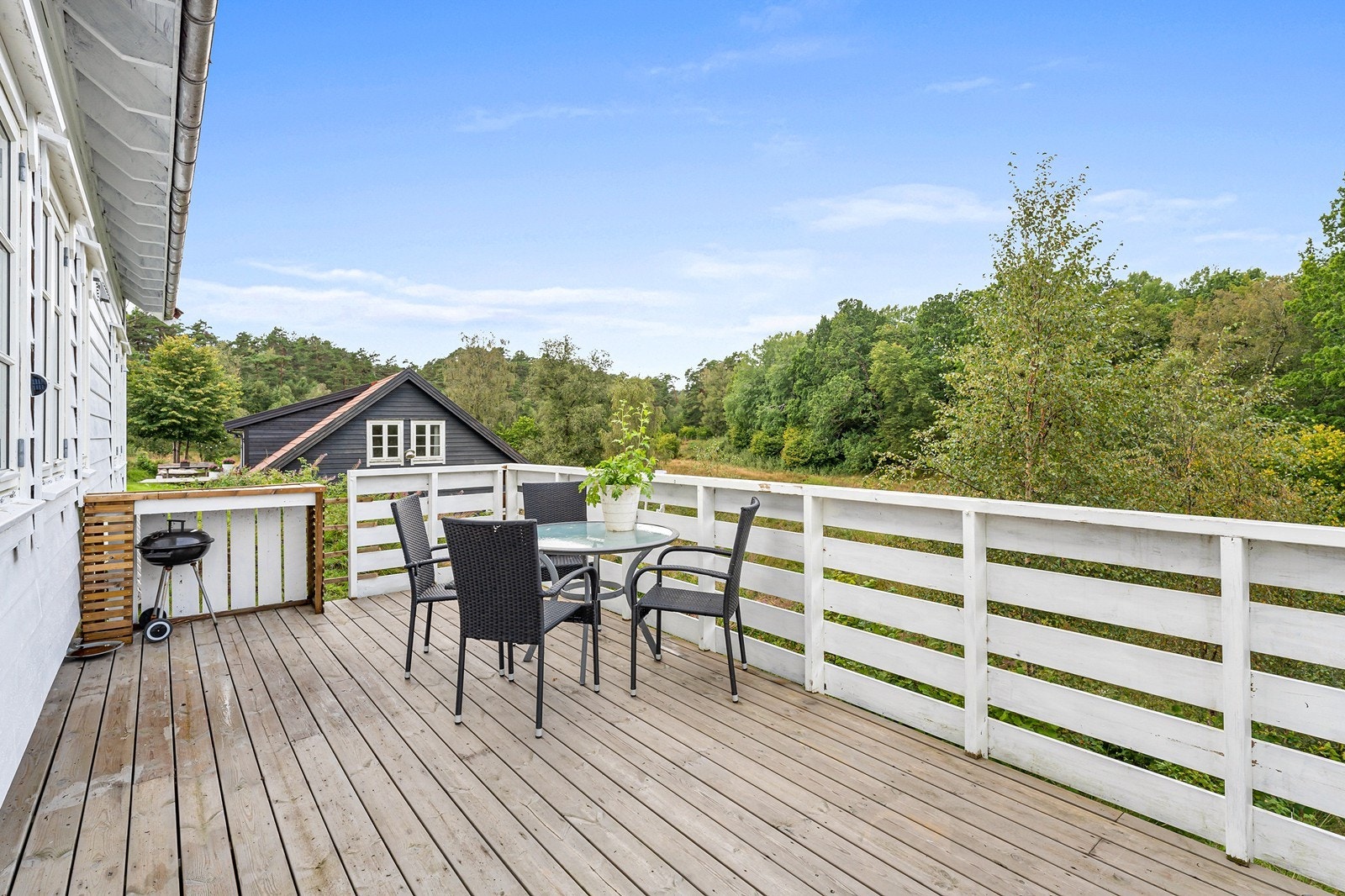 Uteplass. Galleribilde