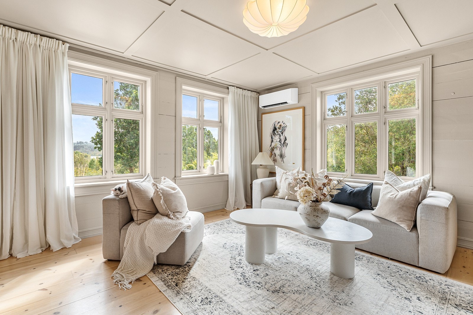 Her står det et nydelig våningshus som opprinnelig ble oppført i 1920 og senere renovert i 2003. Galleribilde