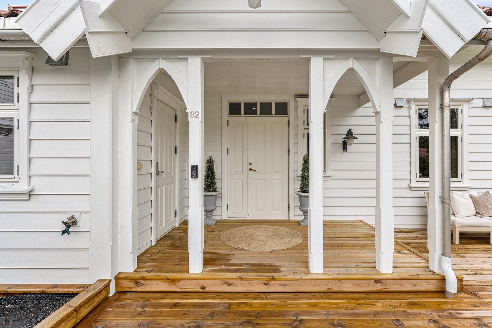 Nytt terrassedekke på inngangsside fra 2024. Galleribilde