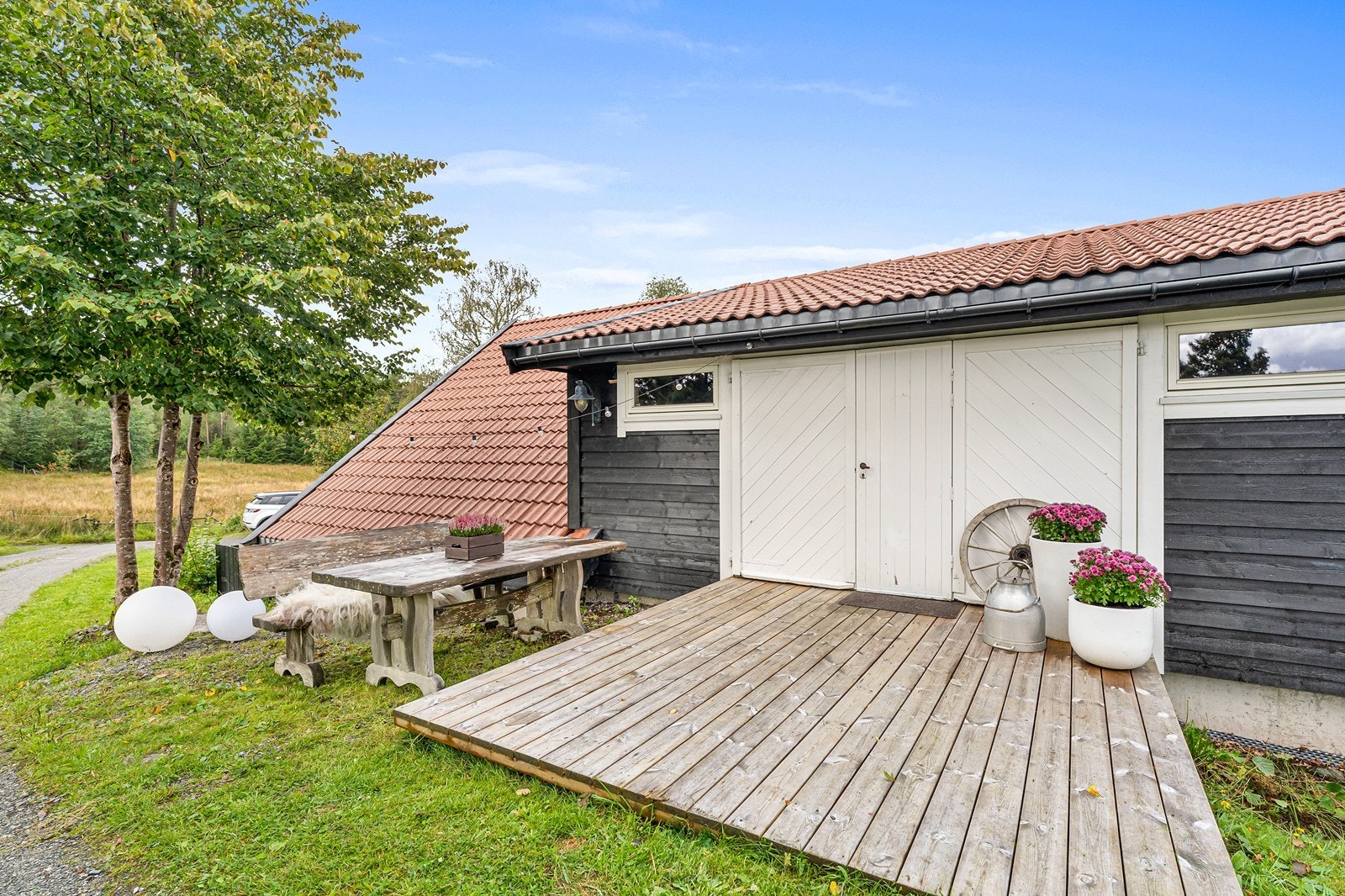 Stall er oppført med støpt plate mot grunn og grunnmur/ringmur i betong. Galleribilde