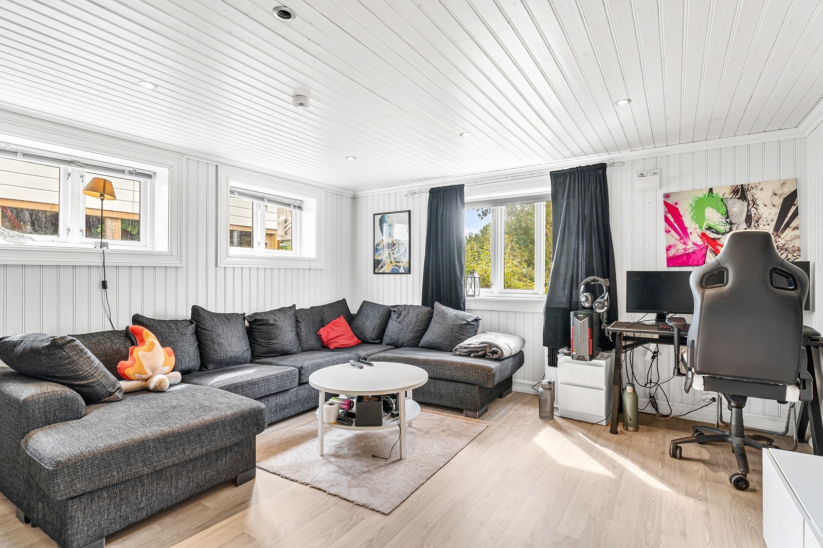 Stue i kjeller. Galleribilde