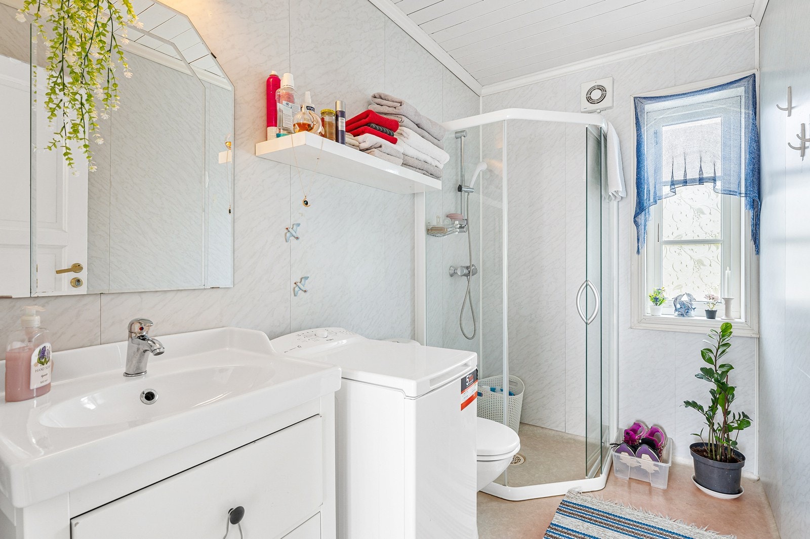 Boligen fremstår med vedlikeholdsbehov på bad. Galleribilde