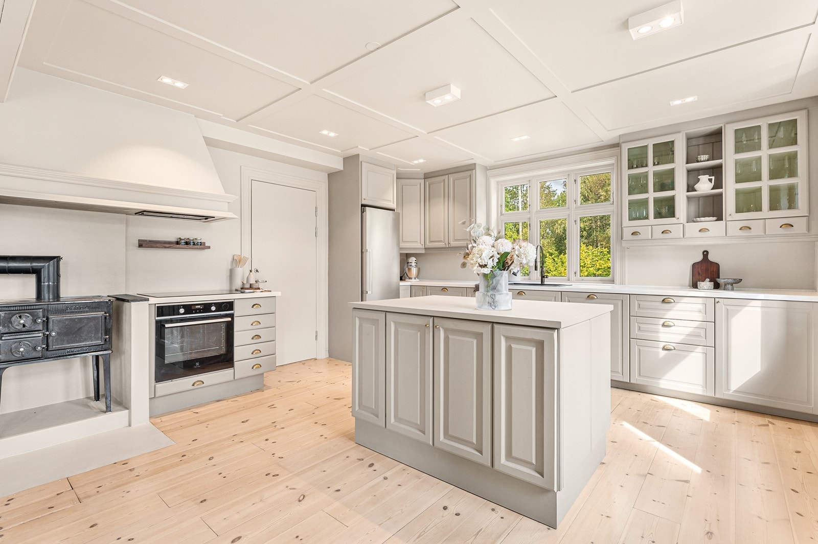 Kjøkken (1.etasje) ble montert i 2003 og er modernisert av dagens eier. Galleribilde