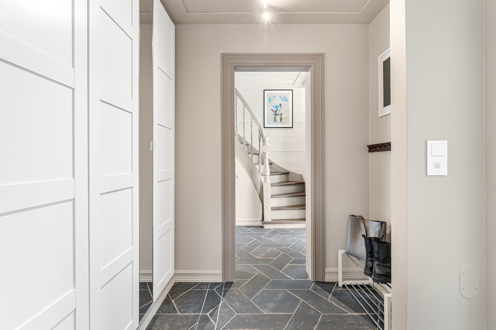 Garderobeskap med god plass til yttertøy og sko. Galleribilde