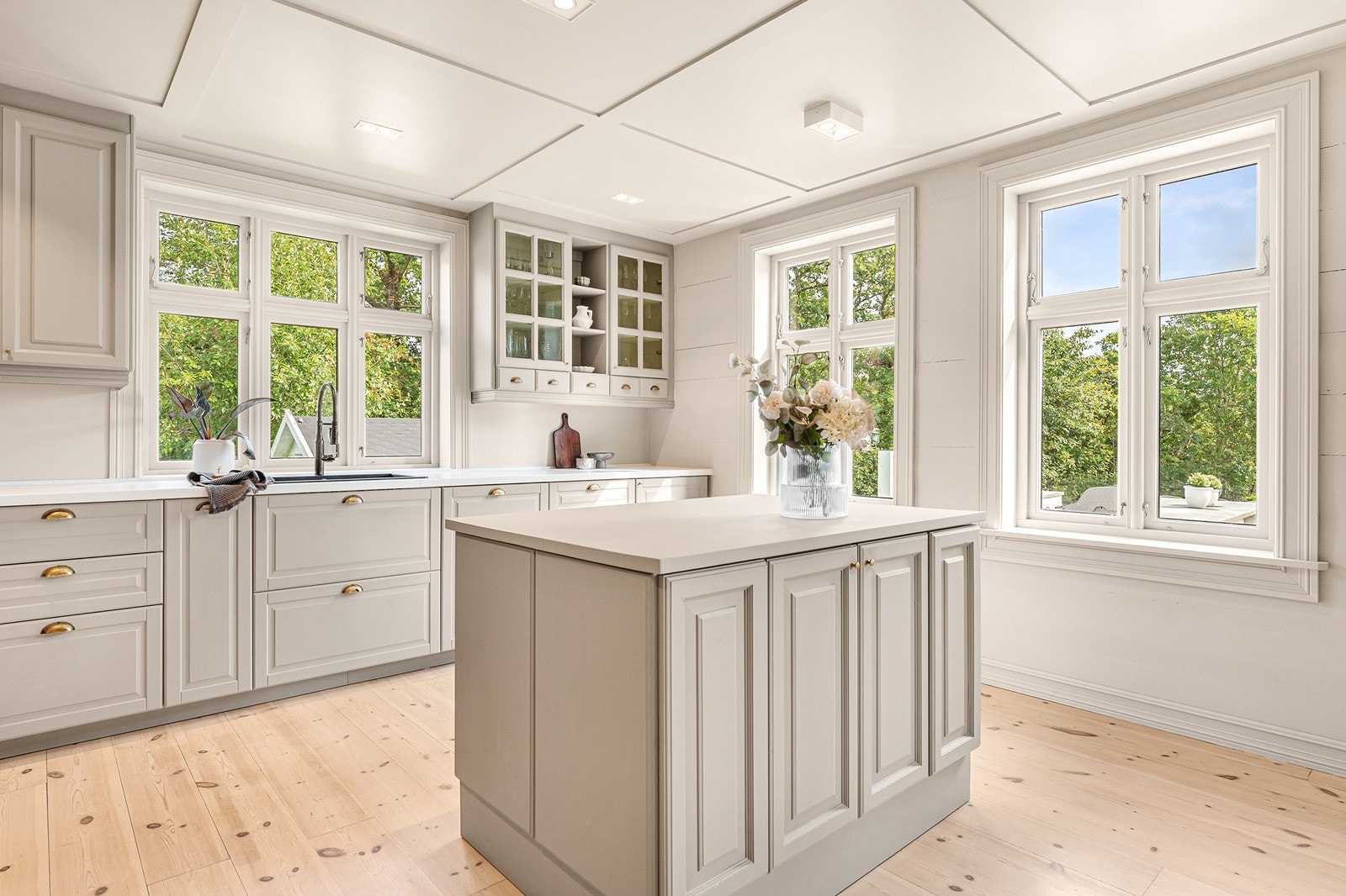 Ny oppvaskmaskin, platetopp og steikeovn ble skiftet samtidig. Galleribilde