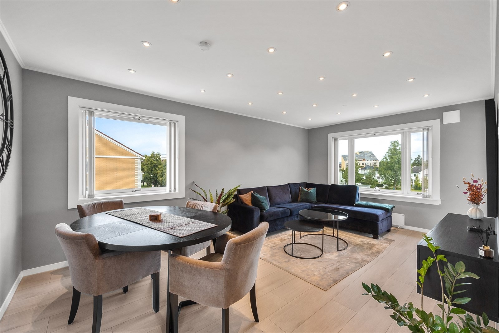 I stuen er det plass til både sofagruppe og spisebord Galleribilde