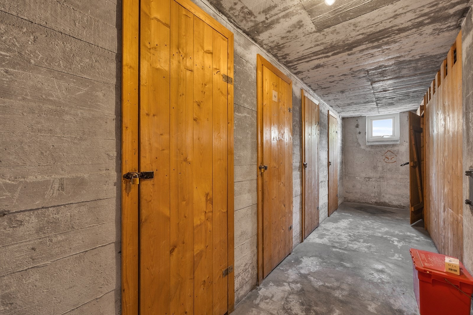Det disponeres to kjellerboder på henholdsvis 5 m² og 2 m² samt loftsbod på 6 m² Galleribilde
