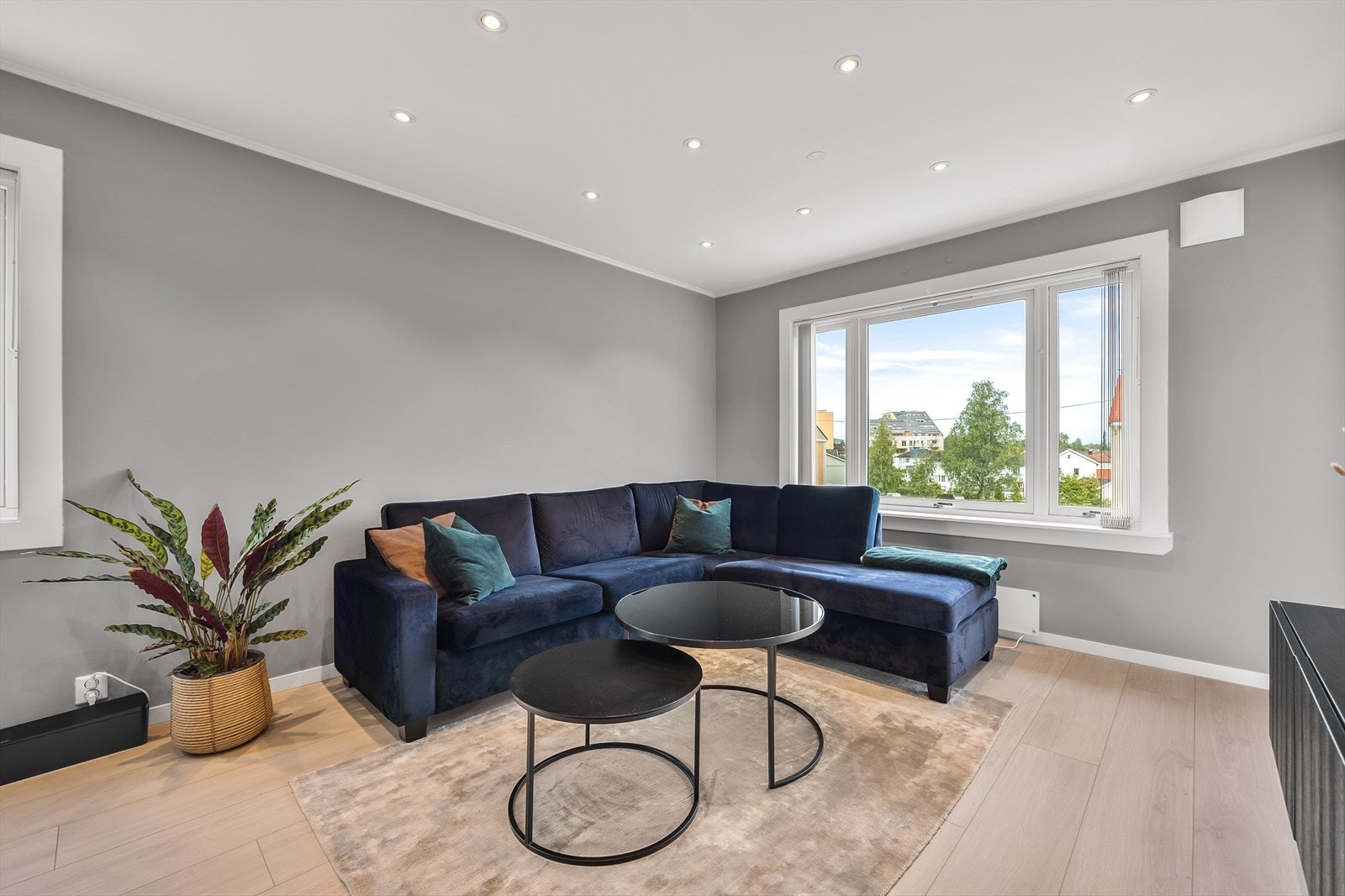 Det er montert rikelig med downlights i himlingen Galleribilde
