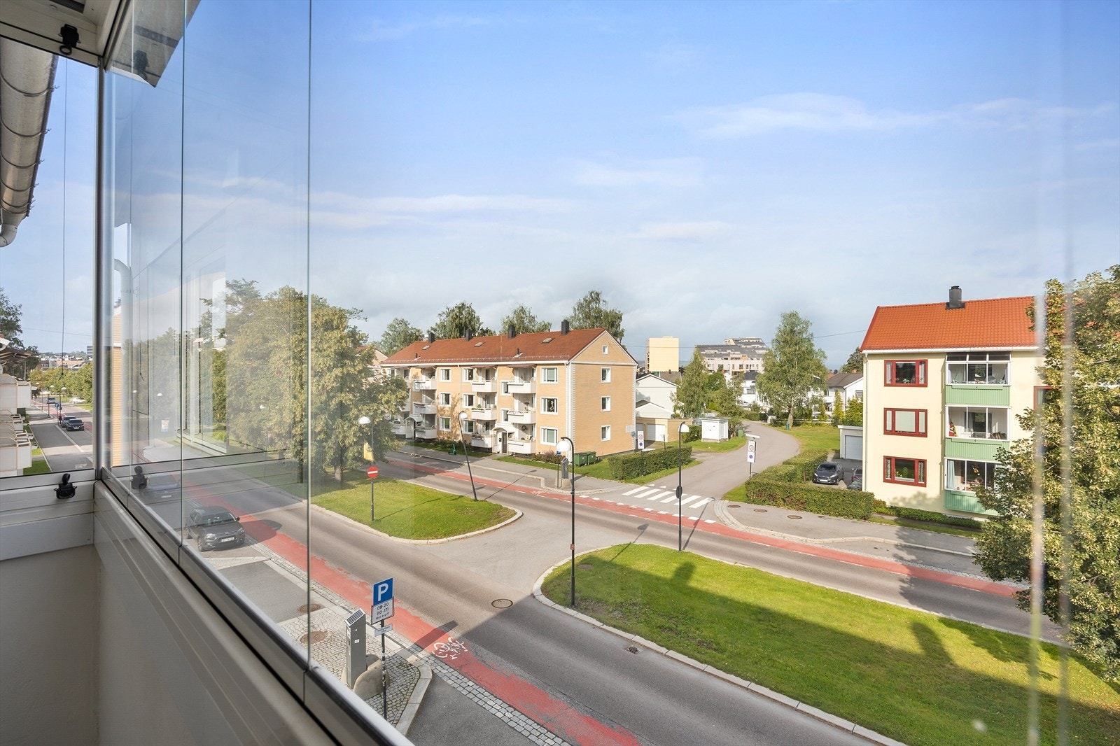 Utsikt fra balkongen over et ryddig nabolag Galleribilde